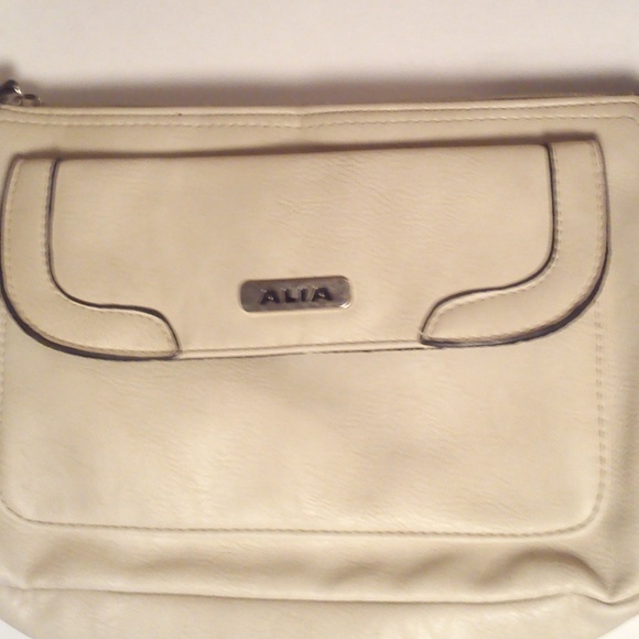 Alia - Picture 2 of 8